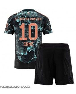 Günstige Bayern Munich Leroy Sane #10 Auswärts Trikotsatzt Kinder 2024-25 Kurzarm (+ Kurze Hosen)